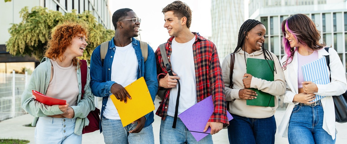 Gruppe an Studenten läuft durch die Stadt