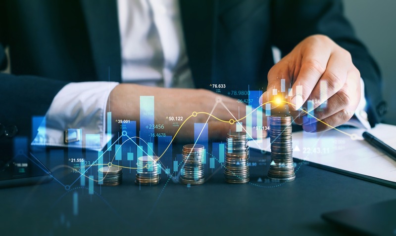 Symbolbild für Investmentfonds, Münzen sind aufgereiht und ansteigend gestapelt