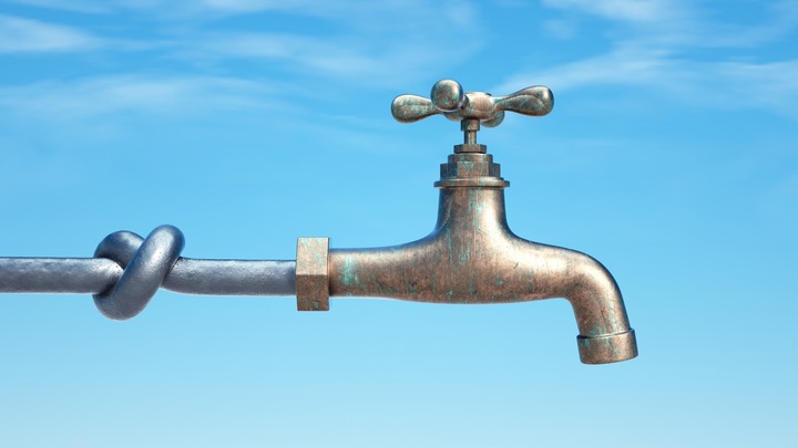 Wasserhahn mit Knoten in der Leitung