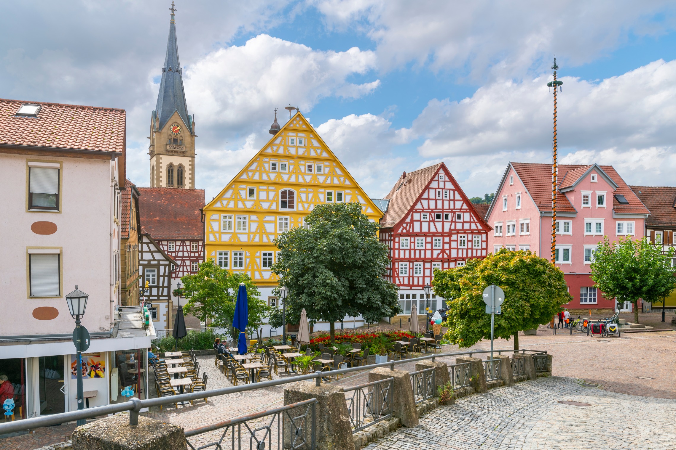 Das Bild zeigt zwei Fachwerkhäuser und die Kirche von Möckmühl.