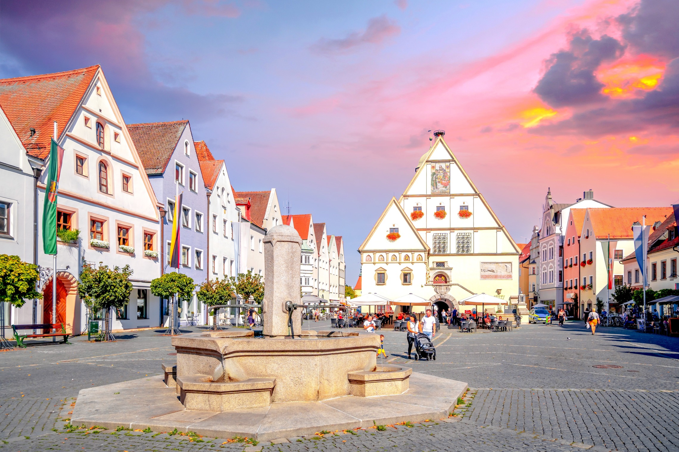 vfm Oberpfalz Versicherungs- und Finanzberater GmbH Das Bild zeigt die Fachwerkhäuser und den Brunnen von Weiden in der Oberpfalz.
